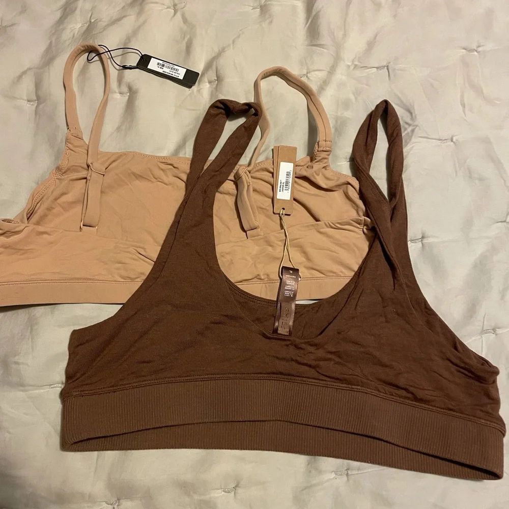 SKIMS Bralette in Chocolate Brown - Picture 4 of 5